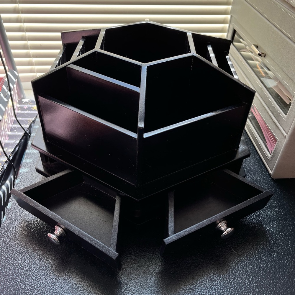 SOLD Rotating hexagonal tower makeup brush vanity mua storage organizer